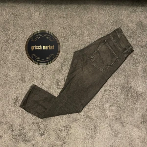 Jack & Jones chris  - Ett par fina Jack & Jones jeans i mycket bra skick, 10/10 | modellen ”chris” som är slim/regular | 29/30 sitter bra på modellen som är 183cm och 72kg, mått finns i pm | nypris ca 900 | kom gärna med frågor! |