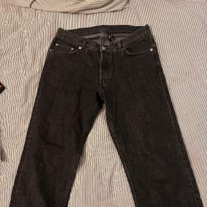 Säljer dessa snygga svart/grå jeans ifrån weekday i modellen klean och har storlek 28/30. Skicket är 9/10 och rekommenderar starkt, hör av er vid frågor eller annat. Priset kan diskuteras vid en snabb affär 