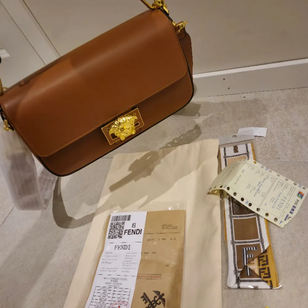 Helt ny Fendi väska, perfekta presenten för alla hjärtans dag 💘. 1:1 replika med kvitto och tillbehör . Väskor.