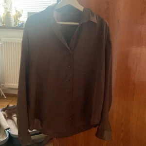 Brun satinskjorta - Fint skick 
