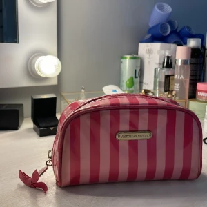 Vs necessär  - Så söt victoria secret necessär, älskar💕💕💕🩷funkar som smink väska å annat