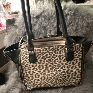 Handväska charmant of sweden - I använt skick därav defekt på dragkedje låset på sista bilden! 