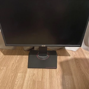 Asus gaming skärm  - Tjena, säljer nu denna skärmen pgd av att jag köpte en ny och fick då inte plats med denna på mitt bord är riktigt fin och knappt använd skärm! 