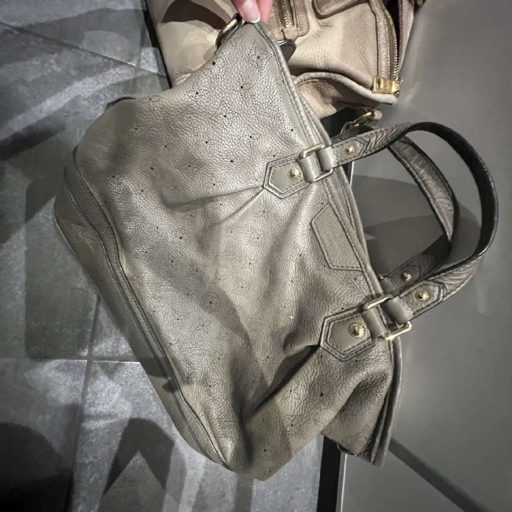 Vintage Louis Vuitton väska som är väl omhändertagen och har inga synliga defekter! Tyvärr inget äkhetsbevis och därav priset. Tveka inte på att ställa frågor eller söka fler bilder! Kan tyvärr inte använda köp nu då jag säljer åt en vän🥰. Väskor.
