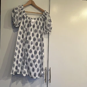 Sommarklänning/ - Sval ”baby doll-klänning” En sommardröm. Inköpt i USA för ca 700kr. A-formad. Kan även funka för en gravid-mage. Storlek 12 vilken motsvarar M. klänningen är fodrad med en tunn underklänning