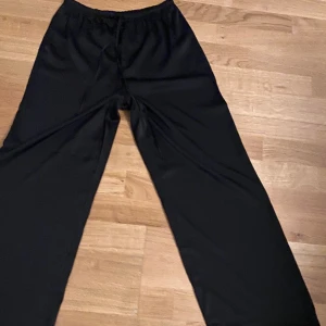Byxor  - Satin byxor med spets från Gina tricot 🖤