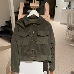 Kofta - Säljer nu min gröna manchester jacka/kofta!!💚 Hur fin och skön som helst!!