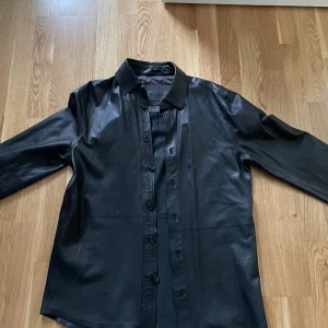 Massimo dutti skinn overshirt S - Skitsnygg skinnskjorta som jag aldrig använder längre. Finns några lösa knappar men det är lätt att åtgärda.