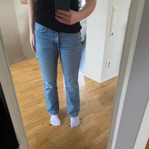 Jättesnygga raka blåa jeans från zara, jättefint skick! Medelhög midja skulle jag säga! Som referens är jag 166cm lång❤️