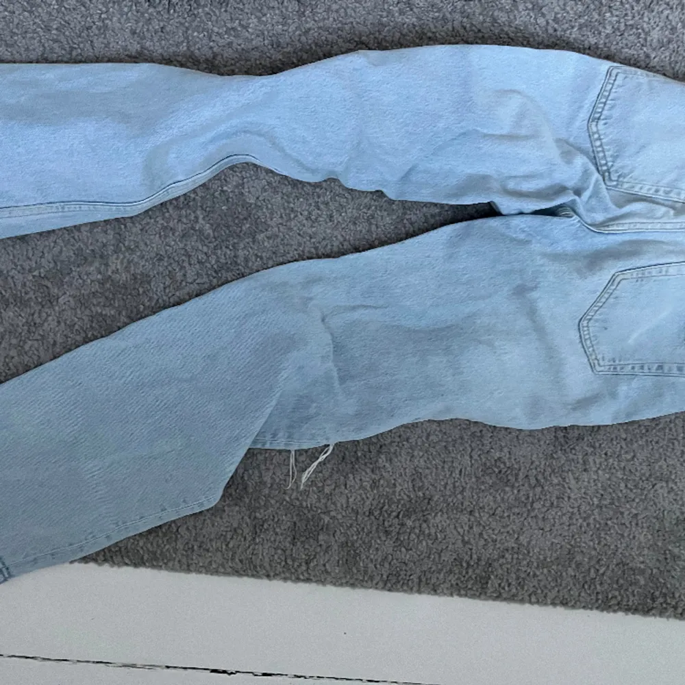 Ett par högmidjade jeans med hål i knäna från Gina Tricot i storlek 34. Använda någr gånger . Jeans & Byxor.