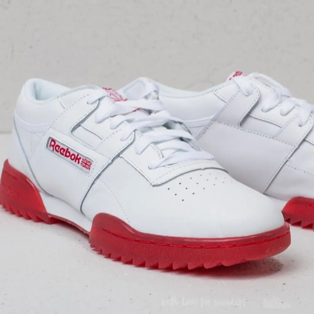 Säljer dessa Reebok sneakers. Storlek 42,5. De är aldirg använda, kvalitet som nya. Original kartong finns! Pris kan diskuteras vid snabb affär. Nypris ca 1500kr. . Skor.