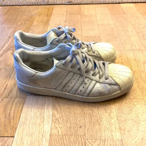 Adidas Superstars - Ett par väldigt snygga superstars Ganska slitna med det gör inget för dig som är ball Storlek 43 1/3 men skulle säga att de passar lite mindre Hör av dig vid frågor eller fler bilder🤑 Perfekta skateskor