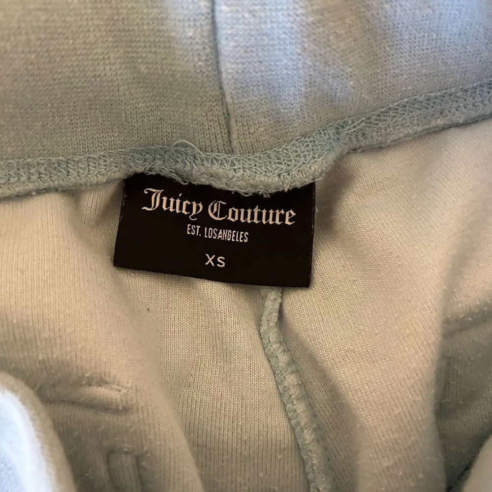 populära mjukisbyxor från juicy couture i en isblå färg, bilderna är från hemsidan men kan skicka bild på också 💕inga defekter, skriv vid frågor. Jeans & Byxor.