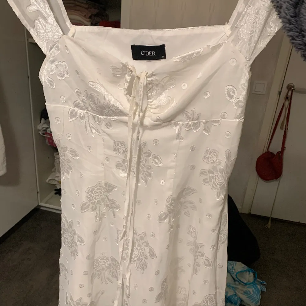 Säljer denna vita klänningen från cider💗använt en gång och den är i jätte bra skick💗. Klänningar.