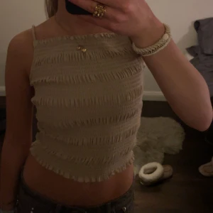 Tight sommar topp  - Säljer denna söta topp jag köpte på Plick i våras. Passar s och xs beige💘