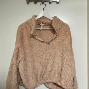 Hoodie fluffig  - Sparsamt använd, färg ljusrosa 