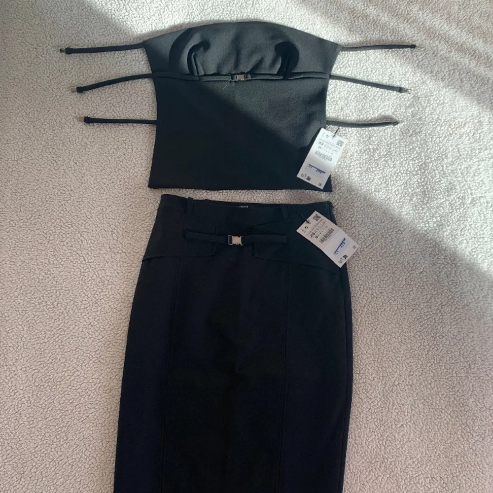 Otroligt SNYGGT och lyxigt set från ZARA med en midikjol med tillhörande topp. Toppen knäpps i ryggen med tre spännen. Aldrig använt, nytt med tags kvar och utan anmärkningar.. Hameet.