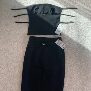 ZARA set med midikjol och topp - Otroligt SNYGGT och lyxigt set från ZARA med en midikjol med tillhörande topp. Toppen knäpps i ryggen med tre spännen. Aldrig använt, nytt med tags kvar och utan anmärkningar.