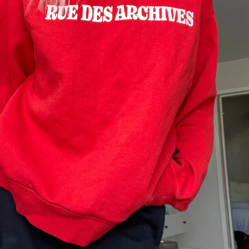 Jag säljer denna röda sweatshirten ifrån H&M i storlek S, använd fåtal gånger, köpt för 249kr, säljer för 85kr❤️. Hoodies.