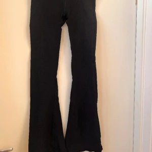 FLARE TRÄNINGSTIGHTS - Flare träningstights från lager 157 i storlek M. Säljer då de är för korta för mig. Använda en gång 