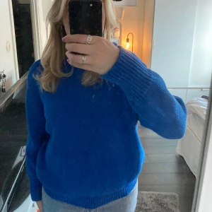 Blå stickad tröja💕 - Säljer min blåa stickade tröja från Carin Wester💕