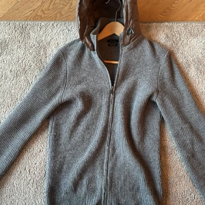 Massimo dutti Tröja - Storlek M  Tröjan är i mycket bra skick, lite nopprig kan tas bort vid köp.  Pris 1500kr  