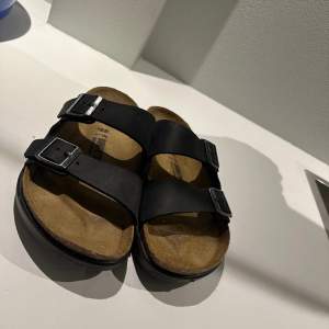 Säljer ett par jätte fina special designade birkenstock sandaler till bra pris! Använda väldigt få gånger. Storlek 46 Box medföljer✅ Nypris runt 1800kr  Säker väldigt billigt!