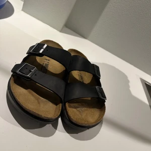 birkenstock - Säljer ett par jätte fina special designade birkenstock sandaler till bra pris! Använda väldigt få gånger. Storlek 46 Box medföljer✅ Nypris runt 1800kr  Säker väldigt billigt!
