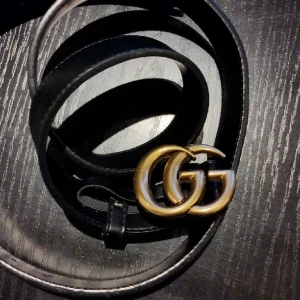 Gucci bälte  - Säljer ett Gucci bälte strl. 115-46. Bifogar bilder för lite mer information. Bältet är i läder och äkta samt i mkt fin kondition.ingen db el. Kvitto Kontakta vid intresse eller frågor. Mvh