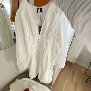 Klänning - Säljer denna oandvända klänning, prislappen sitter kvar, säljer för 450 köpt för 600❣️ Perfekt till sommarn🤩