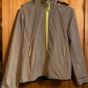 Reflex jacka  - Reflex jacka från Kingston . Storlek 160 men passar även xs skulle jag säga.  Använd mycket men inga synliga tecken . Perfekt att ha när är ute och rider eller ba ut me hunden 