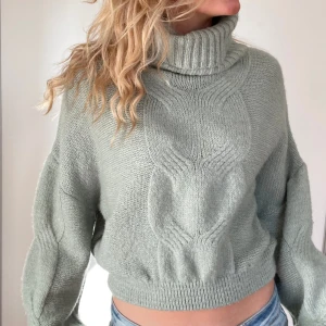 Stickad tröja - En supermysig grön stickad tröja från Stradivarius. Köpt för ett tag sedan men knappt använd så skicket är perfekt💓 Bara att skriva om ni har några frågor!