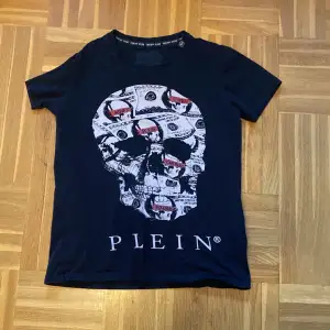 Najs Philip plein t shirt den har inte så många rhinestones kvar därför säljer jag den för så billigt