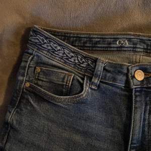 Supersnygga bootcut jeans med jätte fina flätdetaljer som går runt jela midjan! Jätte bekväm och fin mörkblå färg💕