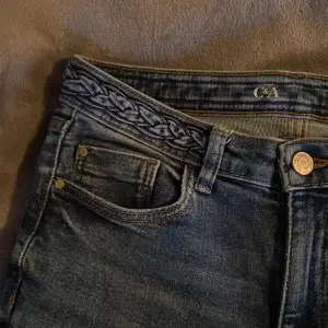 Supersnygga bootcut jeans med jätte fina flätdetaljer som går runt jela midjan! Jätte bekväm och fin mörkblå färg💕