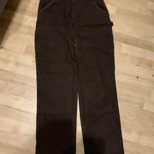 Carhartt Carpenter Jeans - Bruna Carhartt jeans dessa är inte äkta men dem har branding på utsidan, det finns inga tags på insidan dock. jätte snygg brun färg, det finns lite distressing men det märks knappt. Det är bara skriva om du har frågor
