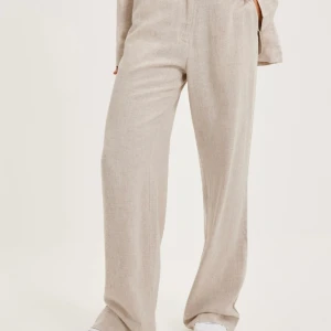 Linnebyxor - Oanvända linnebyxor från NLY Trend. Fraktkostnaden tilläggs. 