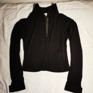 Svart mesh topp!  - Snygg långärmad mesh topp med knappar från hm, nästan aldrig använd. Skriv för mer info💓
