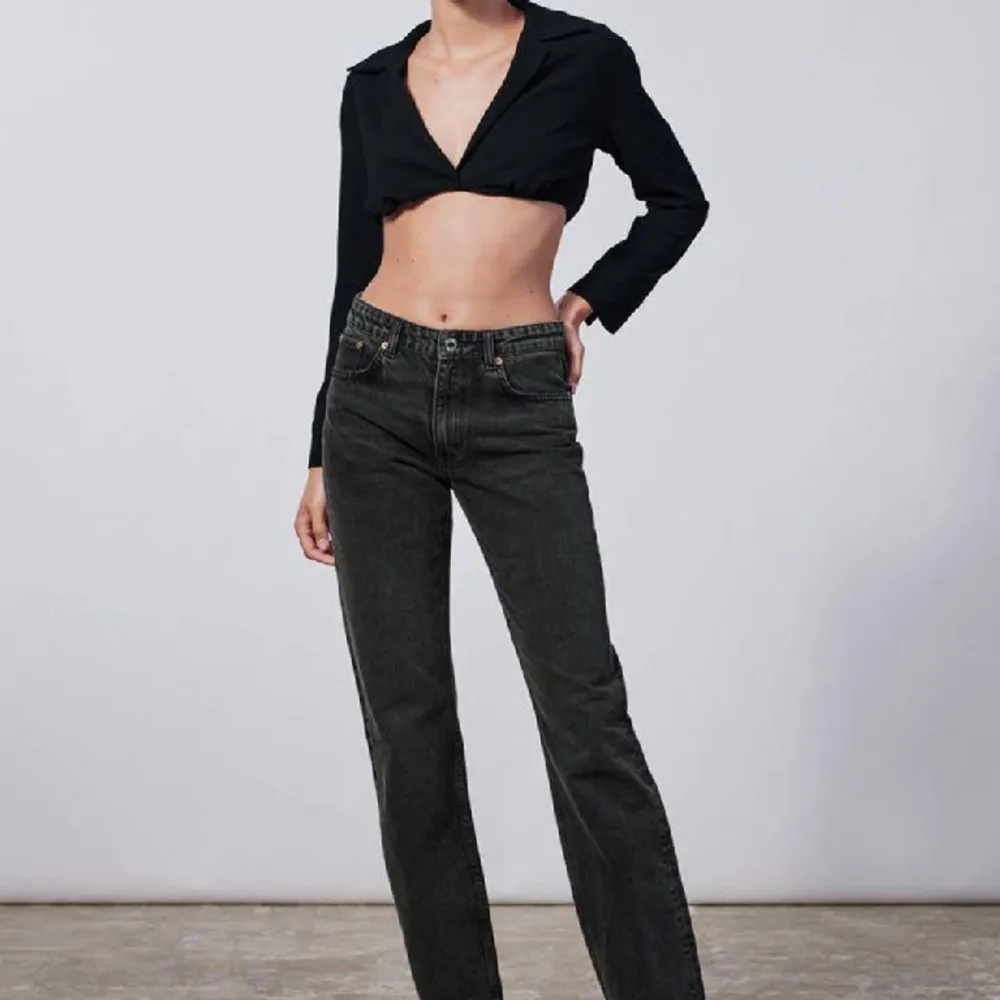 Säljer dessa svarta Zara straight midwaist jeans. . Jeans & Byxor.