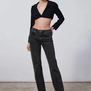 Säljer dessa svarta Zara straight midwaist jeans. 
