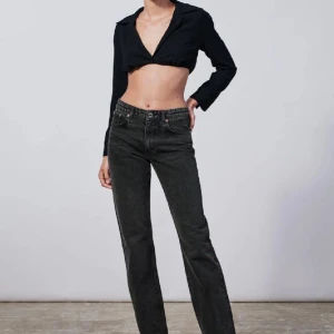 Zara jeans  - Säljer dessa svarta Zara straight midwaist jeans. 