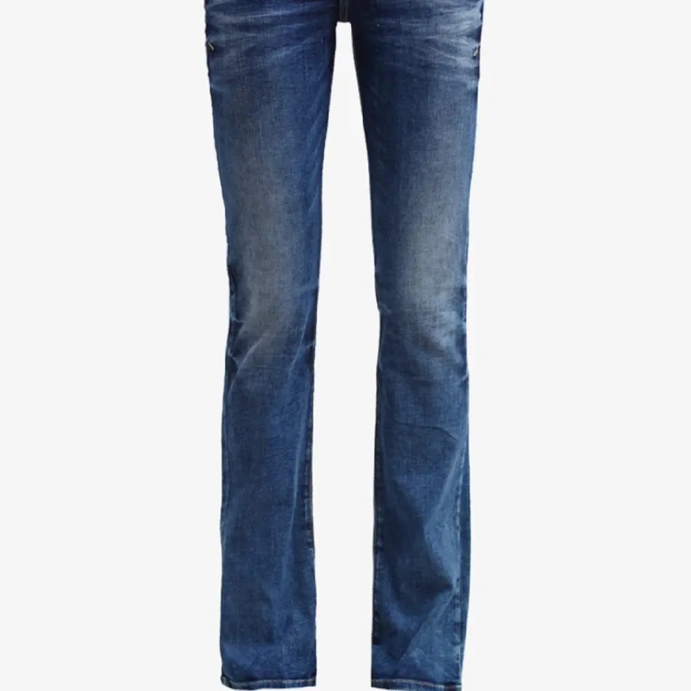 Så fina lowwaist bootcut jeans från Ltb i mycket eftertraktade valerie modellen!! Knappt använda, säljer då de är förstora för mig. Storlek 26/30. Så fina och trendiga!! Köpta på Zalando för 700 kr. Jeans & Byxor.
