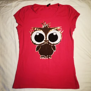 T-shirt med tryck!  - Jättesnygg topp med unikt tryck, nästan aldrig använd. I storlek xl men är liten i storleken så passar även m. Skriv för mer info💖