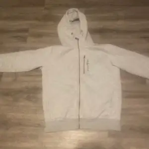 Sail racing zip hoodie i storlek 170   Köpt för 1500 på pondus  Tar helst byten Kom med prisförslag annars