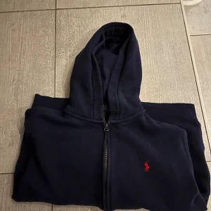 Polo Ralph lauren full zip - Säljer en polo Ralph lauren full zip som är i bra skick 
