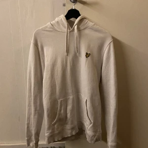 Lyle&Scott Hoodie  - Lyle&Scott Hoodie. Väldigt varm, bekväm och snygg. Ett populärt klädesmärke som har väldigt bra kvalitet på sina tröjor. Hör av er om ni vill ha fler bilder eller om ni har någon fråga. Buda gärna! 😁