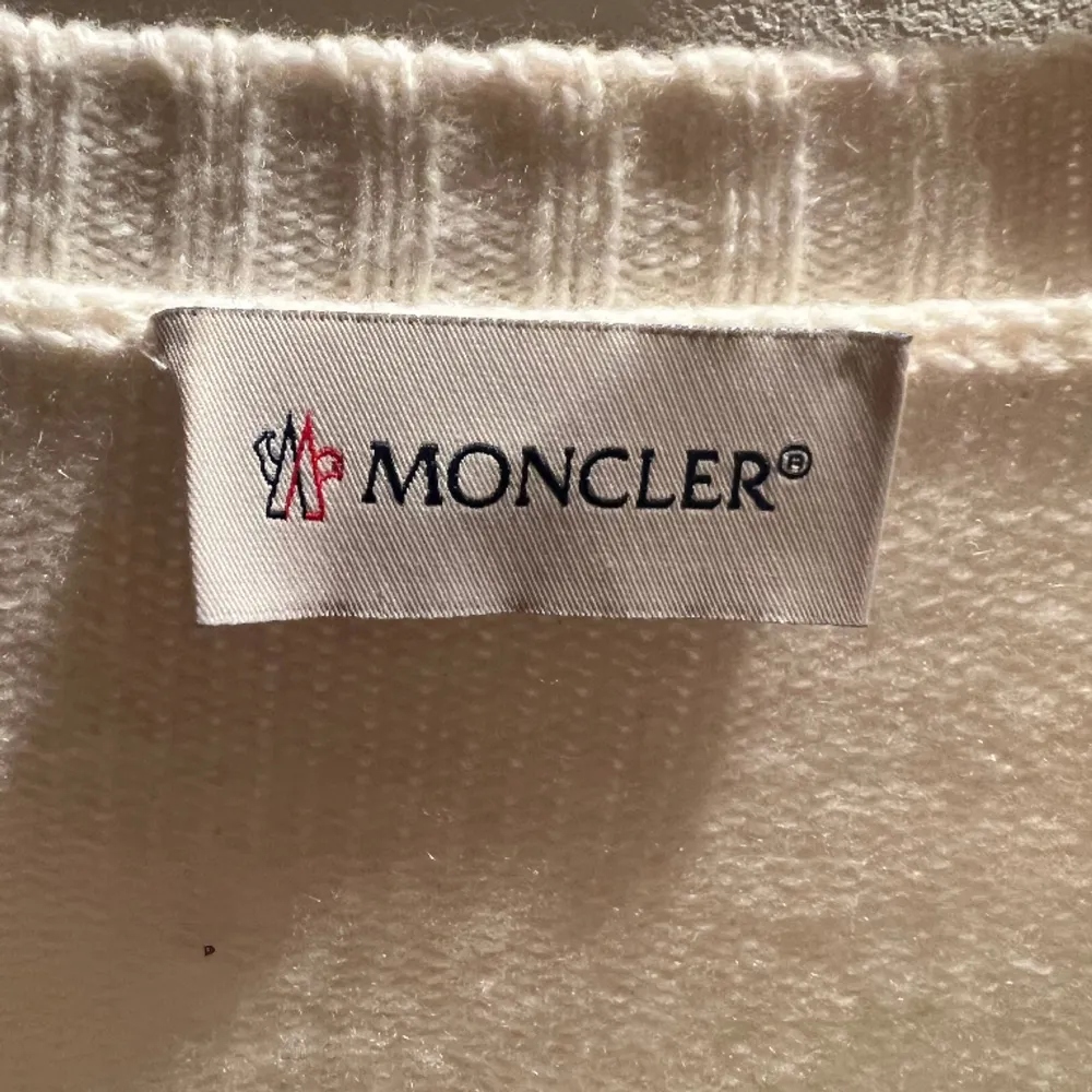 Säljer nu min superfina Moncler tröja i kashmir. Den är använd ungefär tre gånger. Superfin kashmir som håller en varm och cool, detaljrik design. Nypris ligger runt 7000kr. Om ni har frågor får ni gärna höra av er!. Tröjor & Koftor.