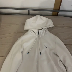 Hugo Boss Hoodie  - 800kr  Storlek M Använt några gånger  Kvitto finns.