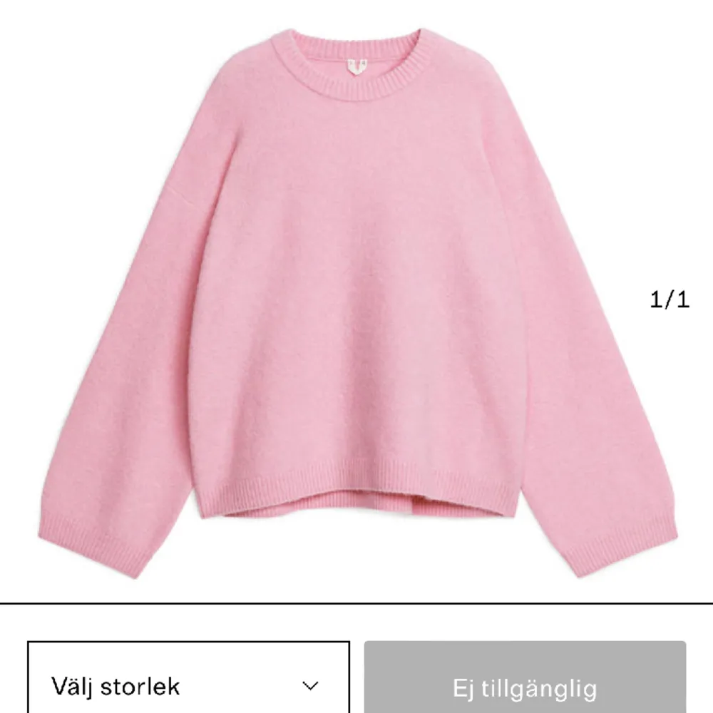 Säljer nu min så fina rosa tröja från arket, köpt i somras men inte använt så mycket 💕 slutsåld på hemsidan, bra skick 💕. Stickat.