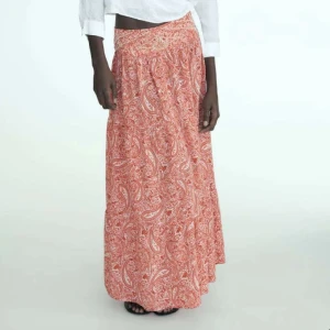 Zara Långkjol - Säljer en långkjol från Zara helt slutsåld på Zaras hemsida, den är helt oanvänd med prislappen kvar💕Säljer för 399kr inkl frakt! Nypris 499kr 